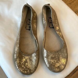 FS/NY MADE IN ITALY DISTRESSED PADDED GOLD FLATS.   NEW